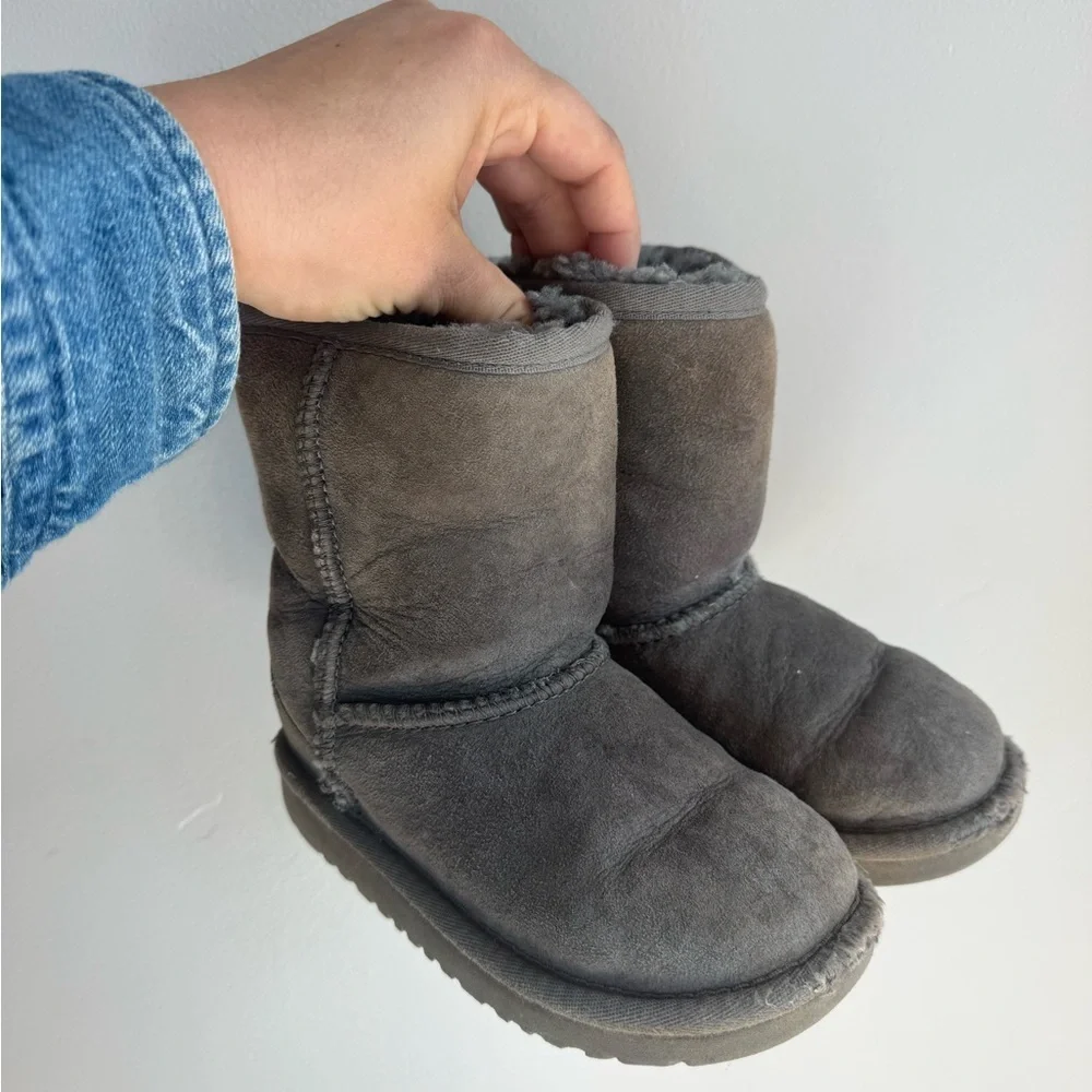 UGG Classic Short Boots Gray Sheepskin Cozy Winter 10 Scandi Ski Neutral
